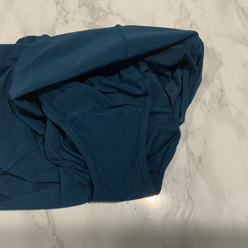Lululemon Sz 6 Hotty Hot Short II (Long 4") Night Tide - Picture 9 of 9